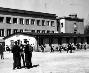 Pawilon, w którym dziś znajduje się biblioteka z pracownią multimedialną oraz pracownie językowe kilkadziesiąt lat temu. zdjęcie szkoły