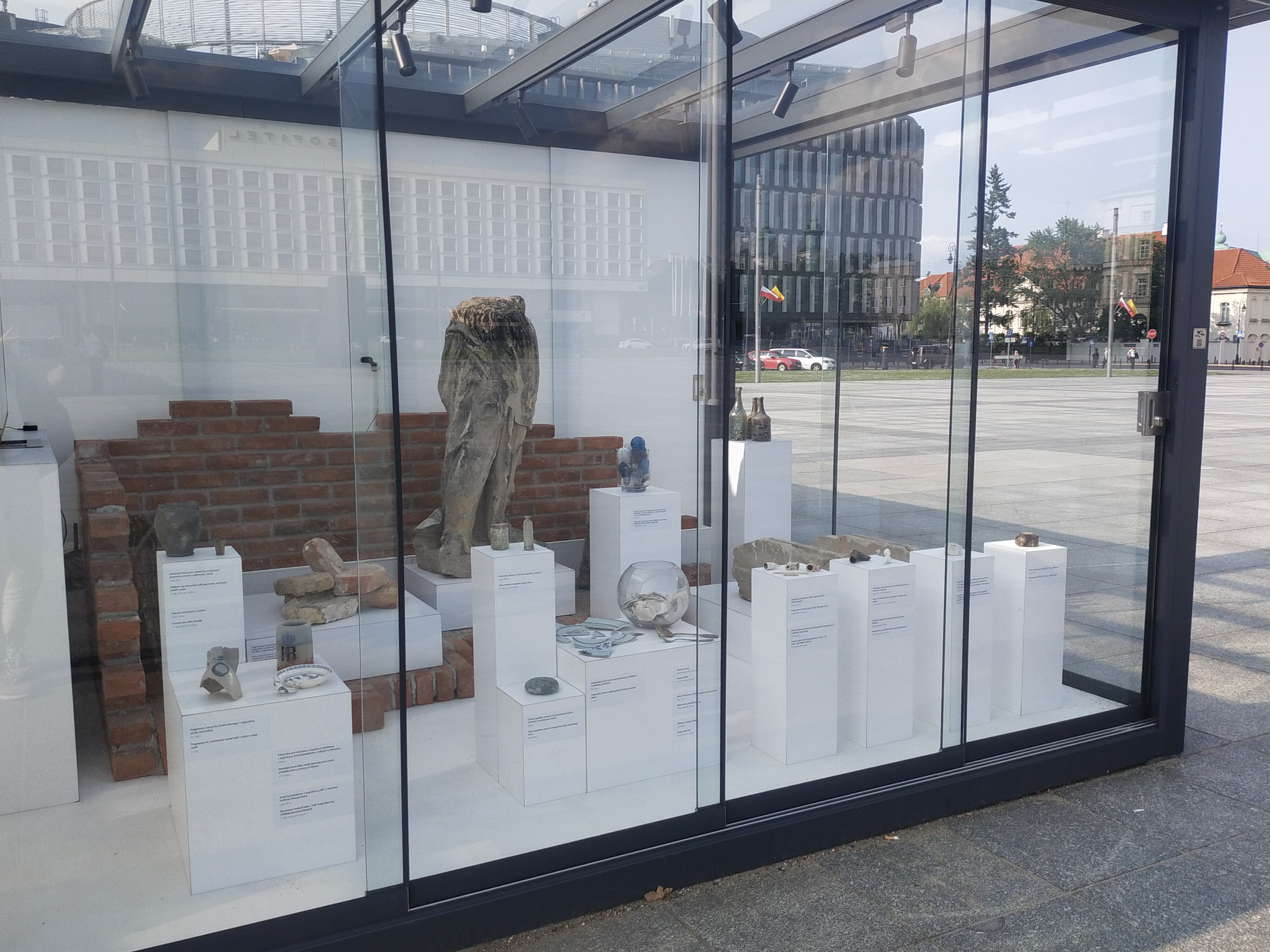 antropologia kulturowa gablota z eksponatami przed muzeum