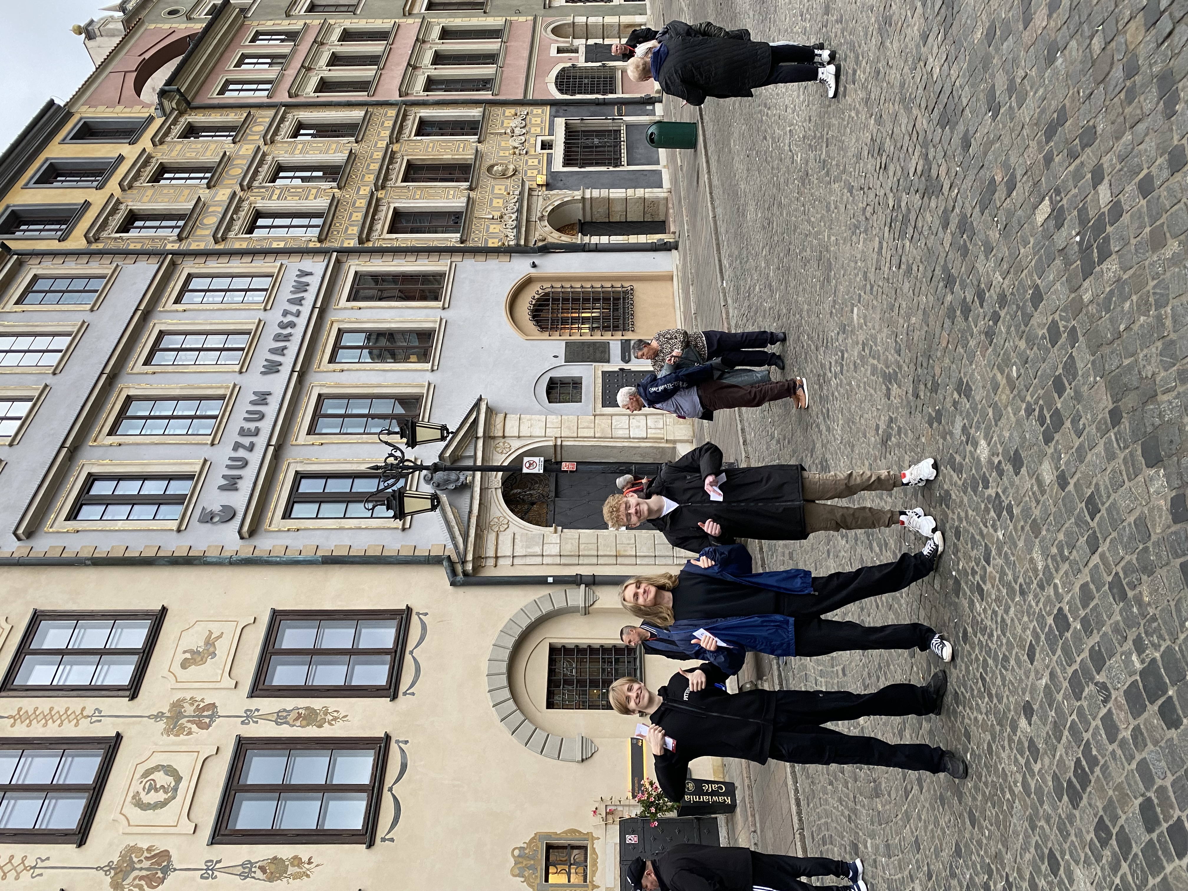 Front Muzeum Warszawy wychowankowie przed muzeum