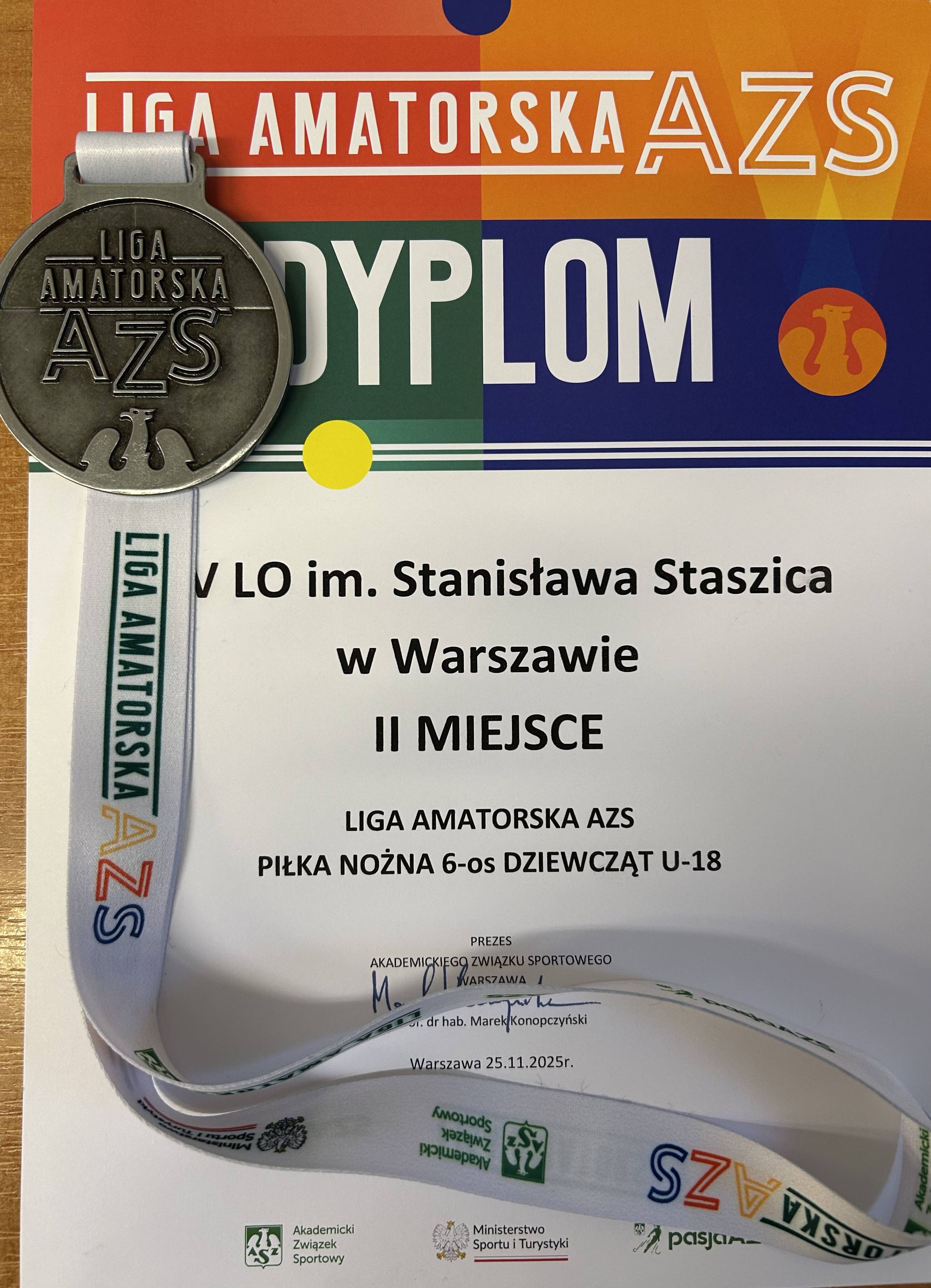 piłka nożna dziewcząt dyplom i medal za zajęcie 2 miejsca